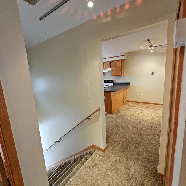 Building Photo - 2 Bedroom Upper Condo w/ Modern Lighting Fixtures and Track Lighting, Open Floor Plan w/ Large Li...