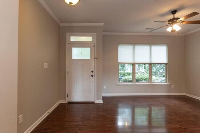 Building Photo - GORGEOUS Well maintained Two Bedroom Townh...