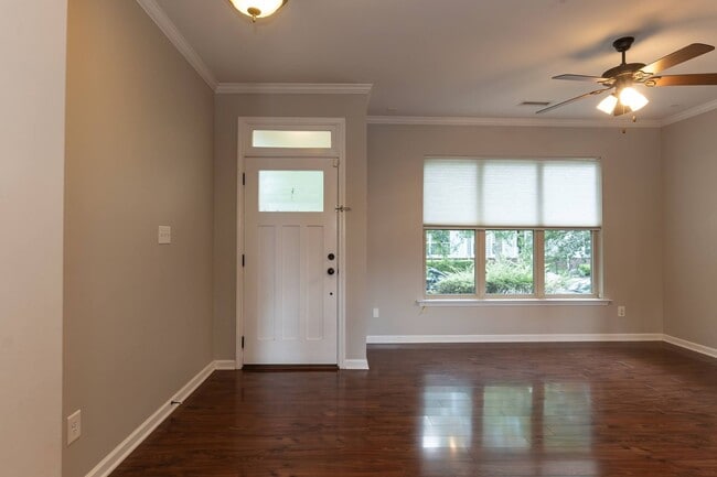 Building Photo - GORGEOUS Well maintained Two Bedroom Townhome!