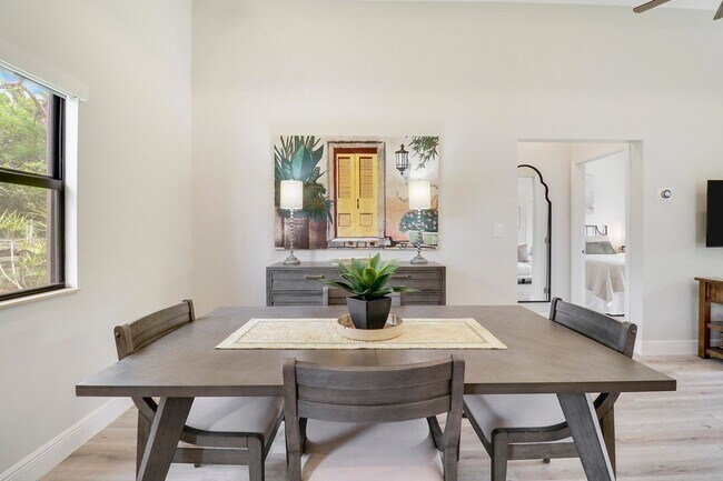 Building Photo - 10735 Lantana Rd