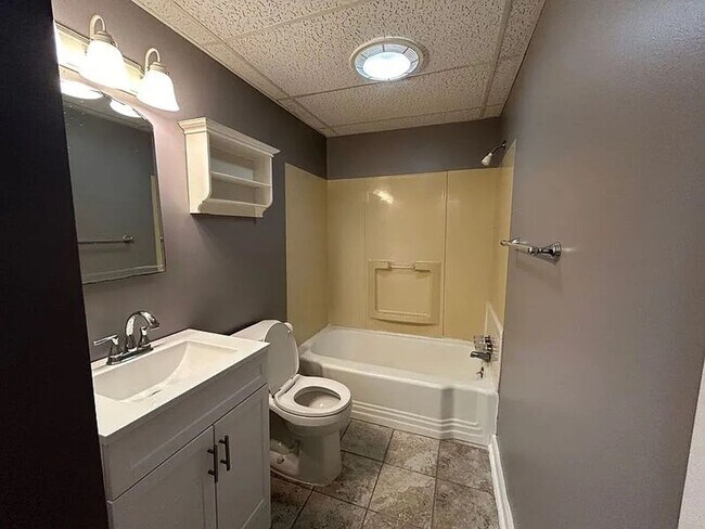 Building Photo - Beautiful 3 bedroom 2 bath home with views!