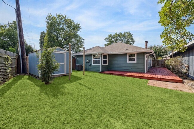Building Photo - 9327 Crescent Moon Dr