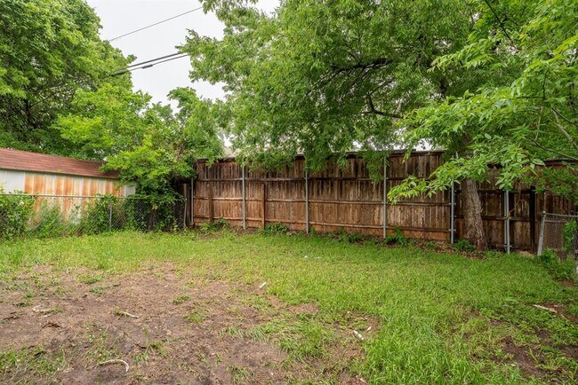 Building Photo - 8708 Pineridge Dr