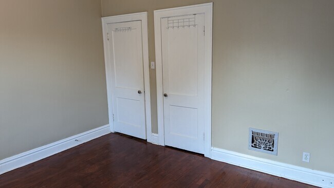 Building Photo - 5042 Mardel Ave