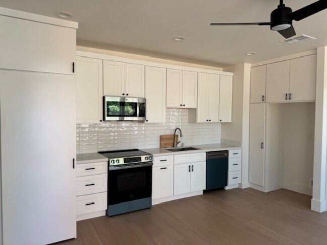 Building Photo - 677 Whyte Ave