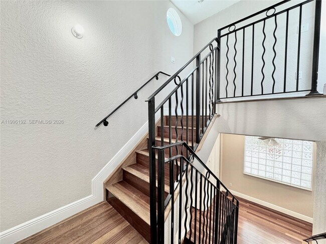 Building Photo - 504 SW 4th Ave