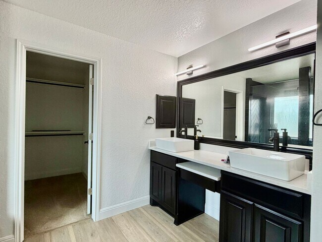 Building Photo - Welcome home to 621 Cavan!