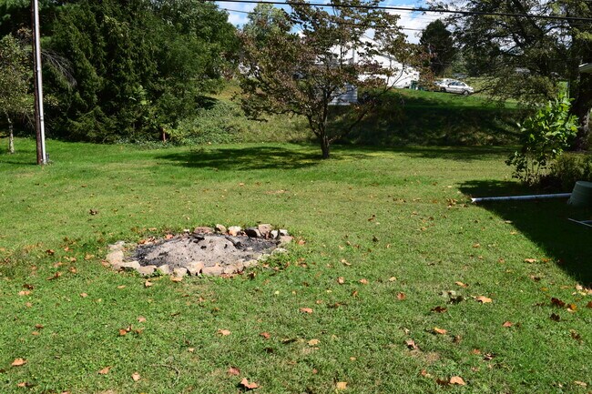 Building Photo - 999 Sunnyside Rd