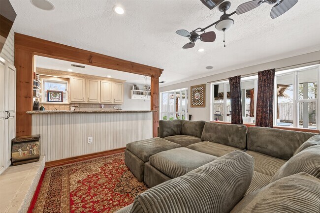 Building Photo - 805 Camelot Ln