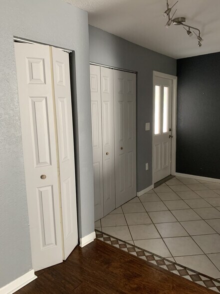 Entry Hallway - 6959 Aberfeldy Ave N