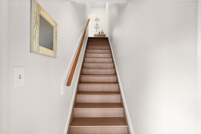Building Photo - Long Term Furnished Top Floor Condo - 2 bed/2bath with Community Pool
