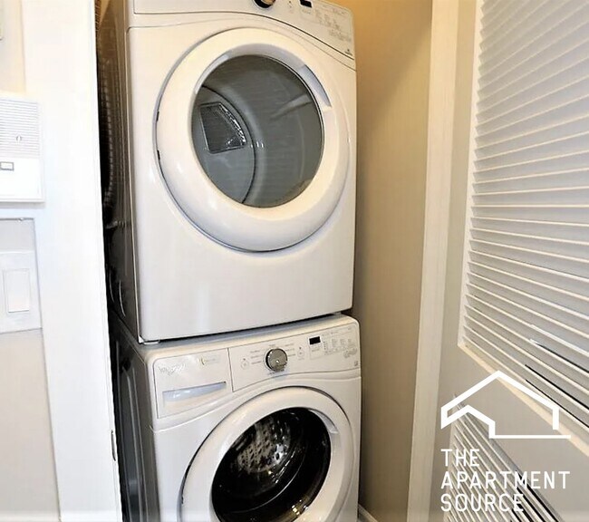 Building Photo - 1437 W Carmen Ave