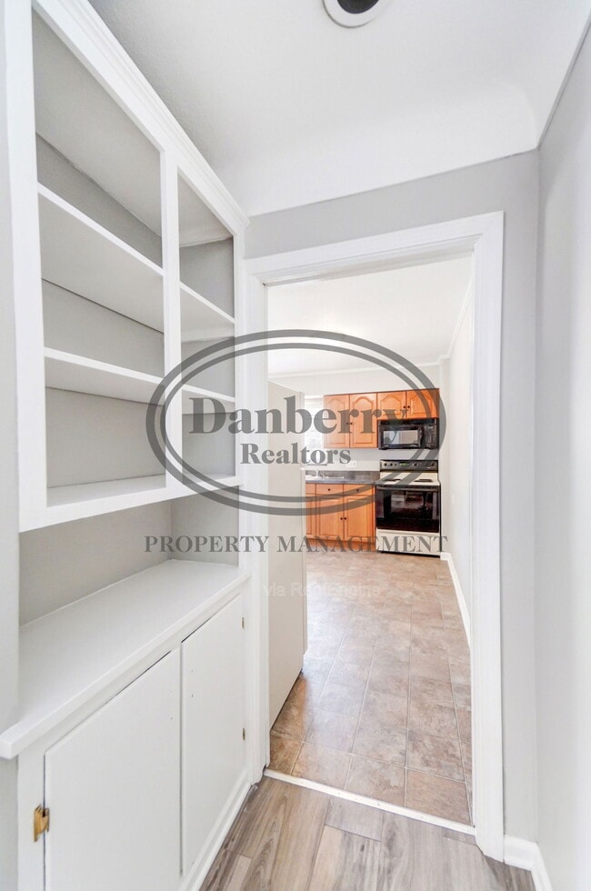 Building Photo - 1133 N Byrne Rd