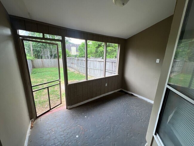 Building Photo - 5547 St James St