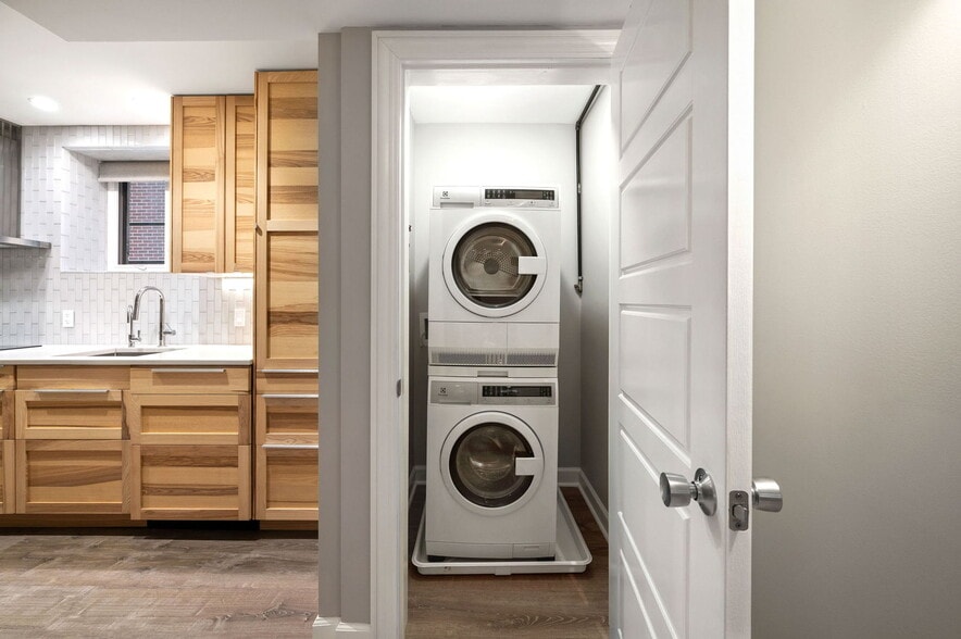 Building Photo - 1252 W Carmen Ave