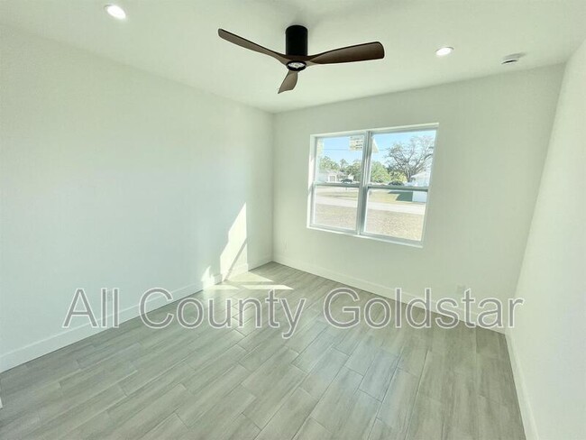 Building Photo - 4661 Fairlane Dr