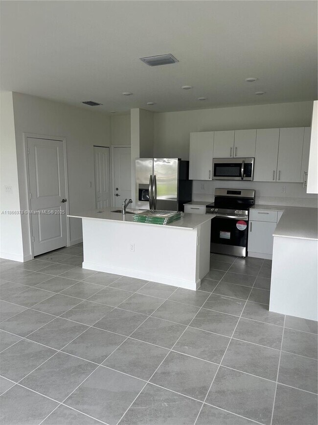 Building Photo - 2464 SE 24th Ave