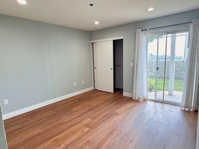 Building Photo - Well Kept 2BD Condo with Sunset Views