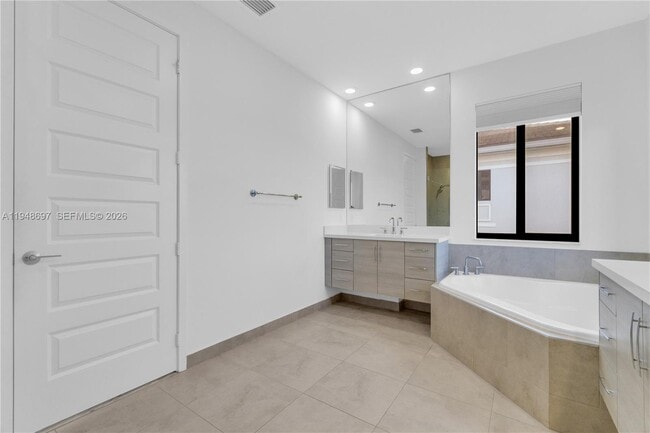 Building Photo - 10890 Shore St