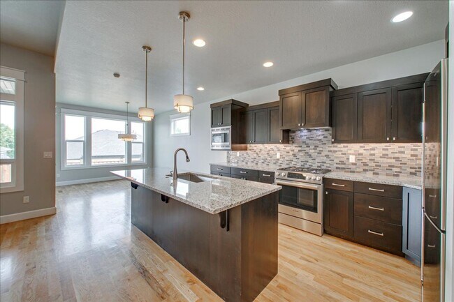Building Photo - Beautiful Home in Desired Hazelwood Subdiv...