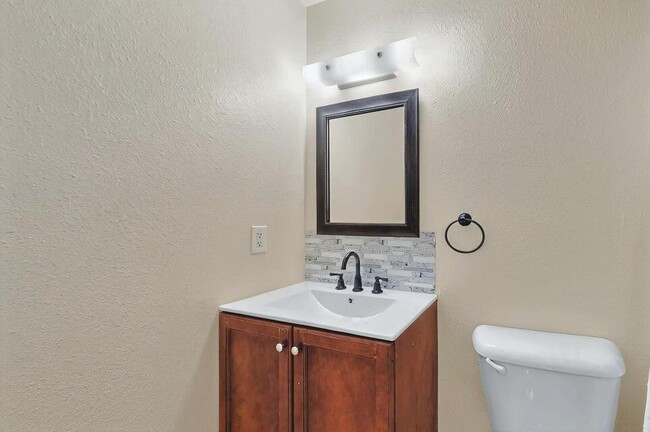 Building Photo - 939 Country Club Dr SE