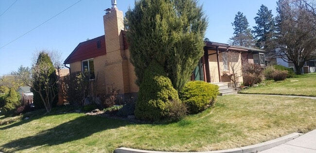 Building Photo - Available June 10th 3-bedroom, 2 bath home on a corner lot near Hamblen Elementary School