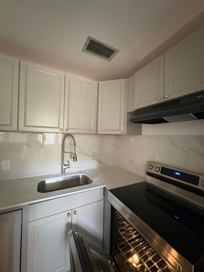 Building Photo - 239 Sussex L