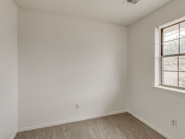 Building Photo - MOVE IN SPECIAL NO DEPOSIT IF LEASED BY JU...