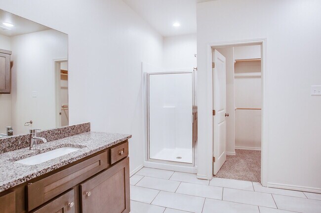 Building Photo - "Charming 2-Bed Oasis with Granite Eleganc...