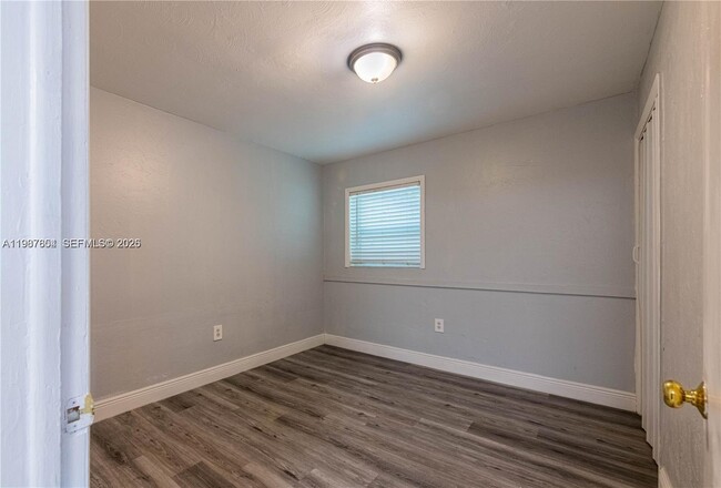 Building Photo - 327 SW 20th St