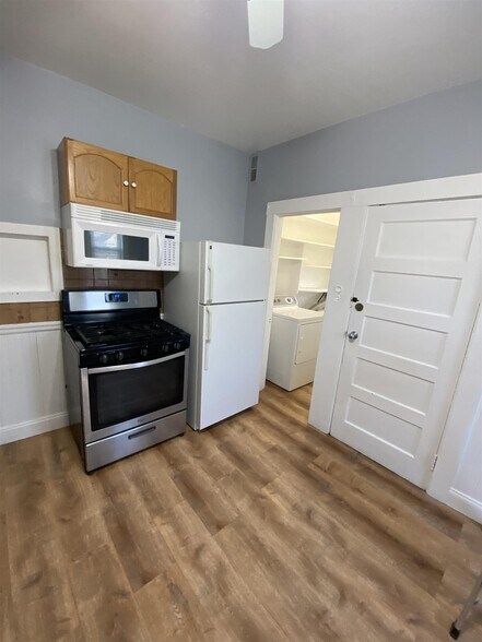 Building Photo - 44 Temple St