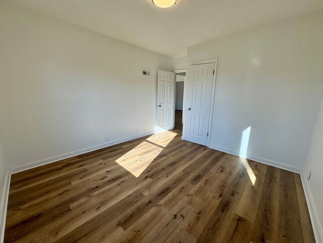 Building Photo - UPDATED 3 bed, 2 1/2 bath in central Lincoln