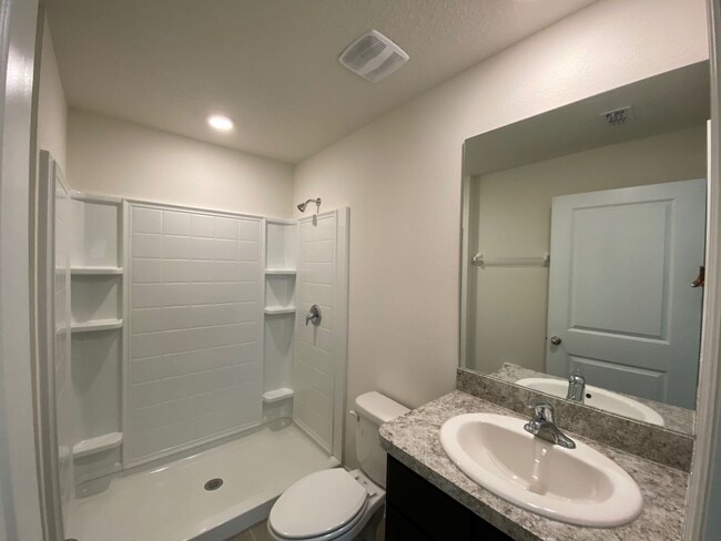 Building Photo - Desirable Lake Diamond Subdivision 3/2/2 **Won't Last**