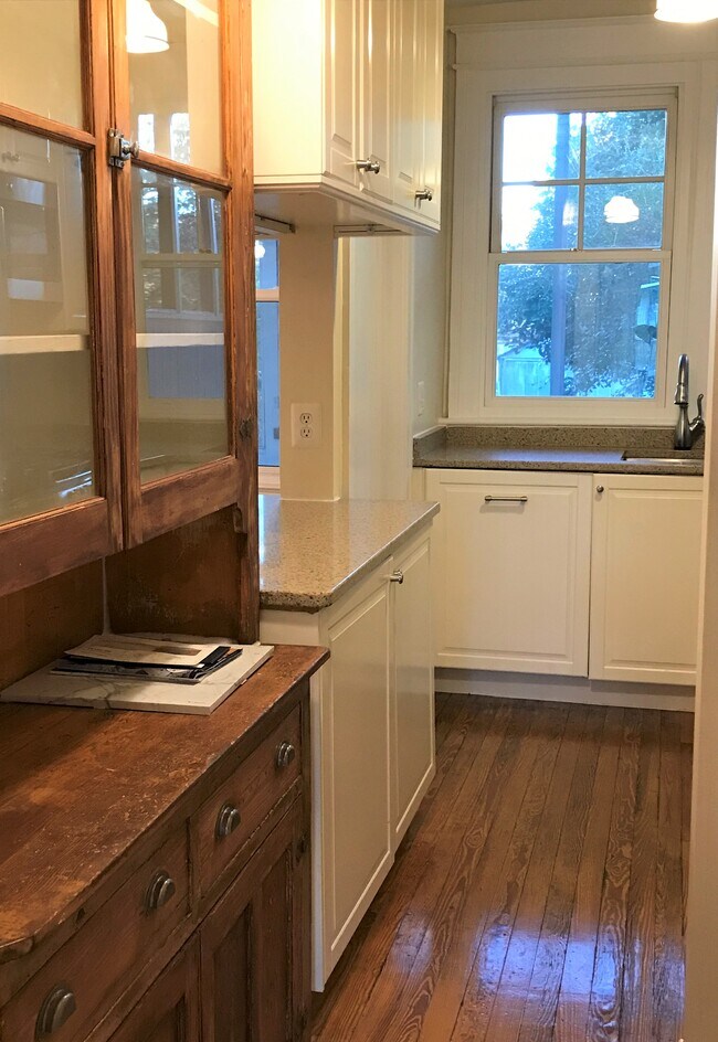 Building Photo - 1816 A St SE