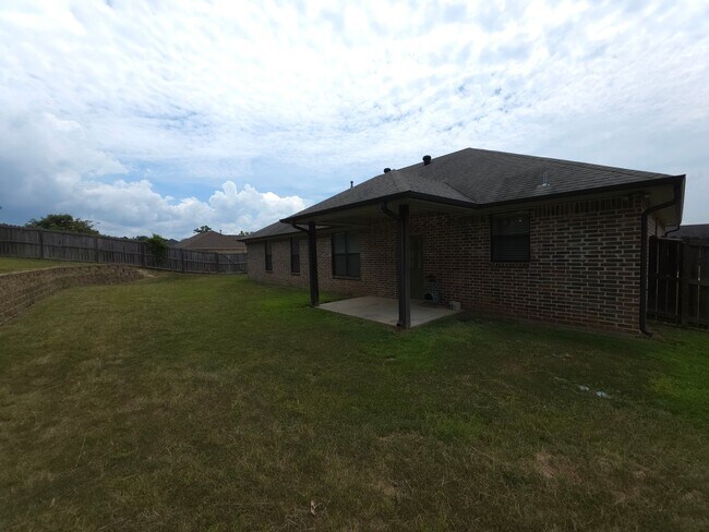 Building Photo - BEAUTIFUL and SPACIOUS 3-bedroom, 2-bathro...