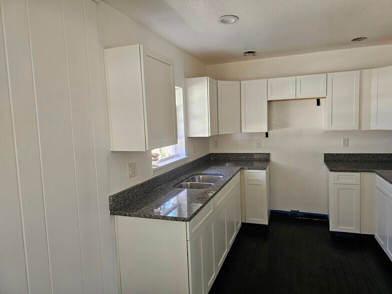 Building Photo - 322 SE 28th Ave