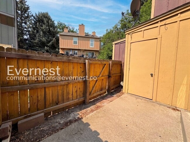 Building Photo - 3 Bed/2.5 Bath Townhome with Fenced Yard / Available Now!