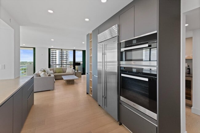 Building Photo - 115 Lakeshore Dr