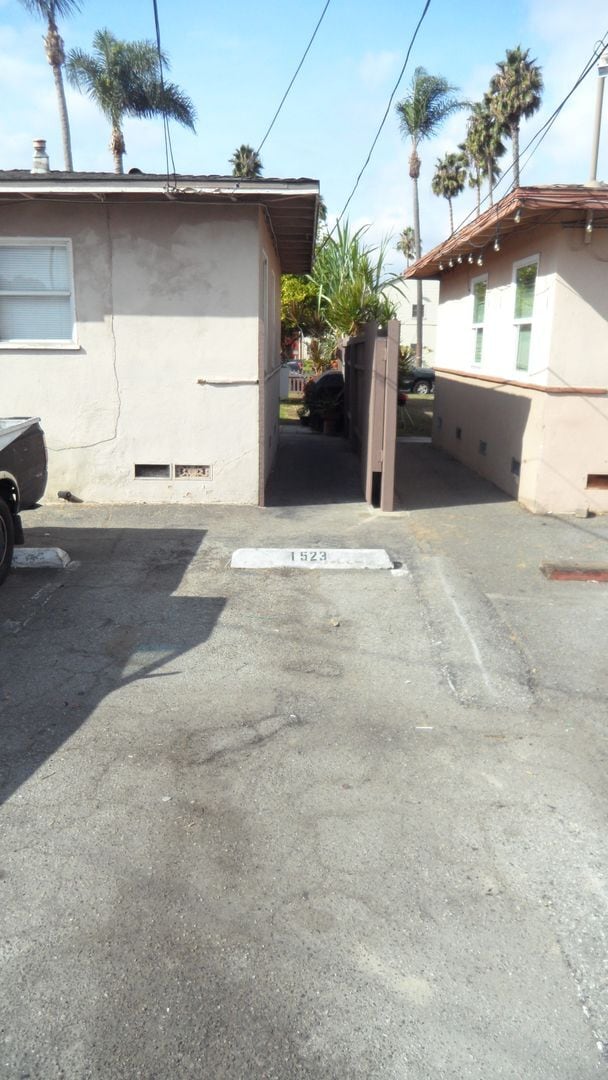 Building Photo - Parton 1521-1527