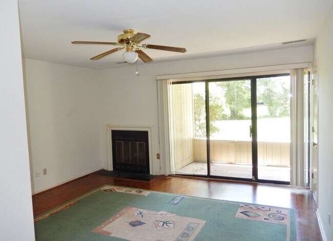 Building Photo - Fabulous Waterfront, 3 level townhouse