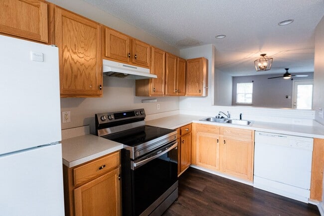 Building Photo - Amazing updated 2 bedroom 2.5 bathroom townhouse in NW Greensboro Keswick Place. Lawn care included.