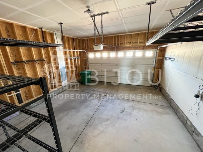 Building Photo - Grand Overlook to the Mountains!