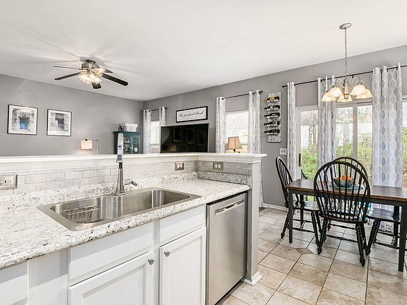 Kitchen - 657 Grove Cir
