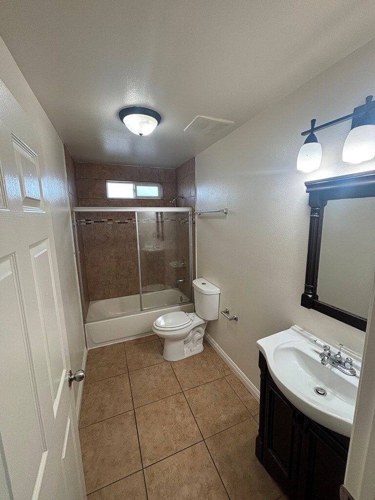 Building Photo - 203 E 109th Pl