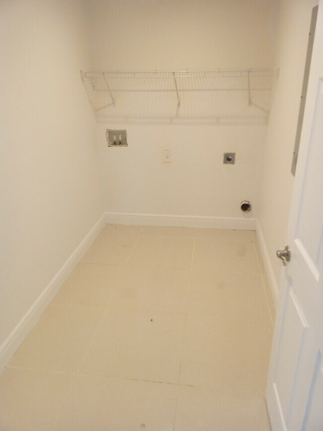 Building Photo - 9007 Meadow Cir
