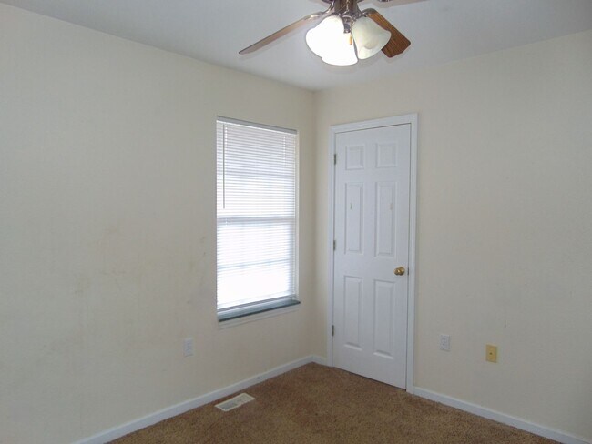 Building Photo - Nice 4 Bed 2 Bath Duplex In Valley Creek!