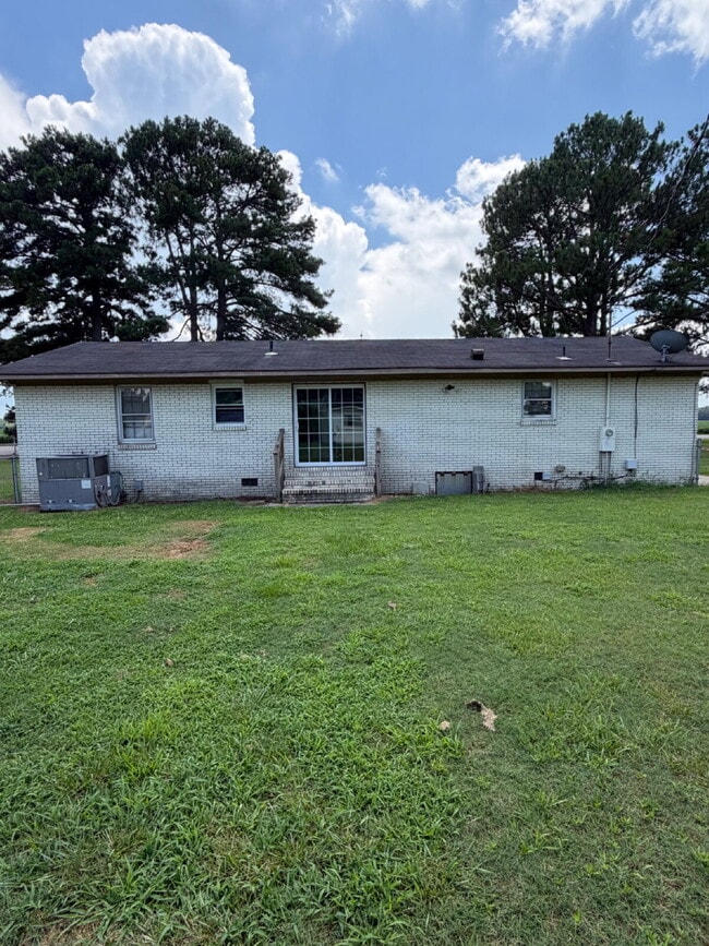 Building Photo - CUTE 3 BR, 1 BA BRICK HOME IN CONVENIENT MT OLIVE LOCATION