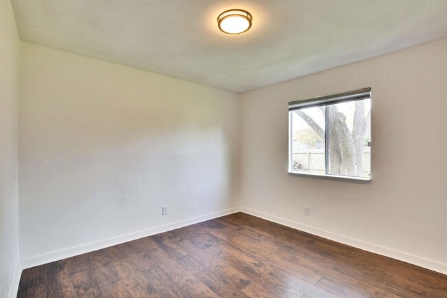 Building Photo - 7002 Skynook Dr