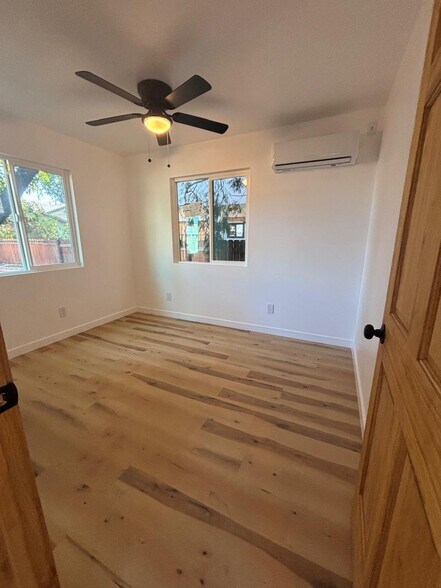 Building Photo - 526 W 49th St