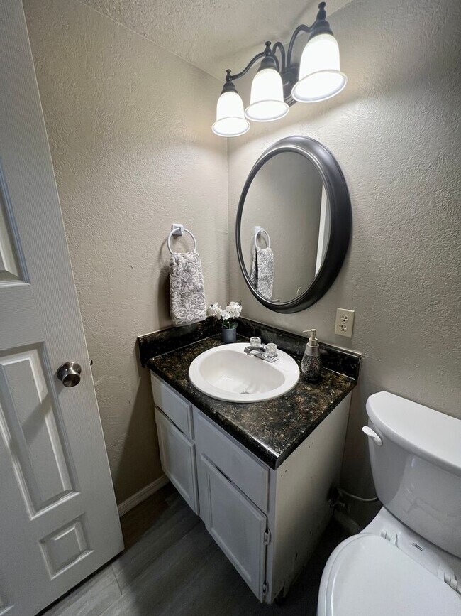 Building Photo - Norman Duplex- Bright and Modern!